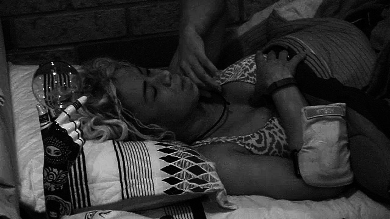 Adélia dá conselhos amorosos para Maria Claudia