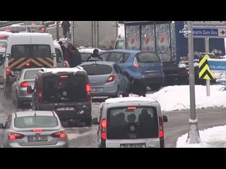 Buzlu yollar kazalara neden oldu