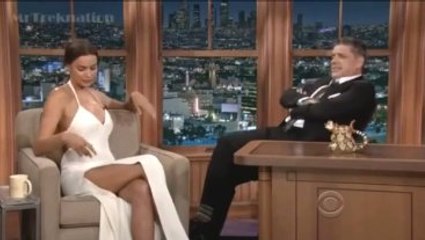 Irina Shayk'ın Cesur Kıyafeti Sunucuya Zor Anlar Yaşattı