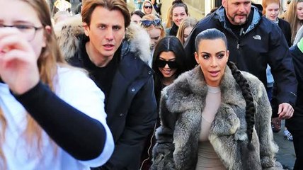 Kourtney et Kim Kardashian entourées de fans en Islande