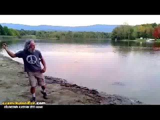 Suda Taş Sektirme Konusunda Master Yapmış Adam