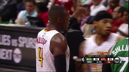 Une mascotte se prend un siège dans les boules... AIE !! Atlanta Hawks 2016