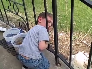 Мальчик застрял