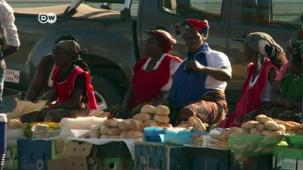 Men in the kitchen in Mozambique | DW News