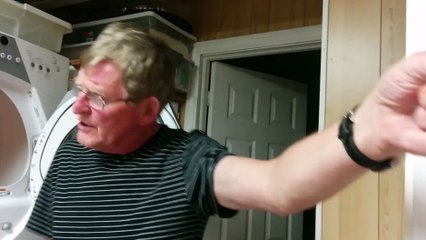 Il s'amuse à faire peur à une personne âgée ! LOL