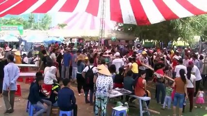 DÙ CHE NGOÀI TRỜI CÙNG CẦN THƠ KHAI MẠC LỄ HỘI BÁNH DÂN GIAN NAM BỘ