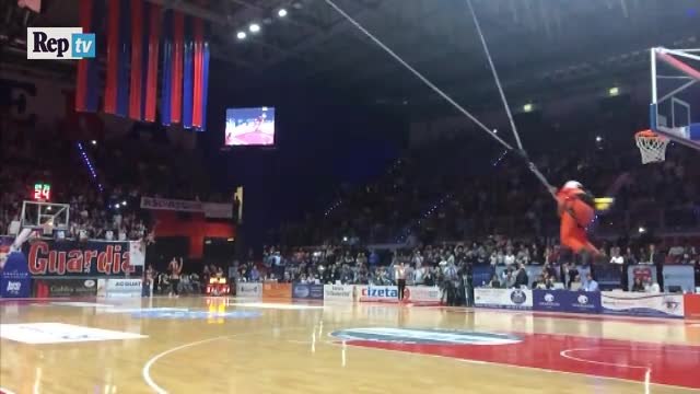 Italie: Sans doute le dunk le plus long jamais réalisé