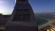 Faire du toboggan sans protection au sommet d'un gratte-ciel incliné