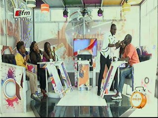 Pape cheikh montre quelque chose sur le portable de Philippe à son papa Bouba Ndour