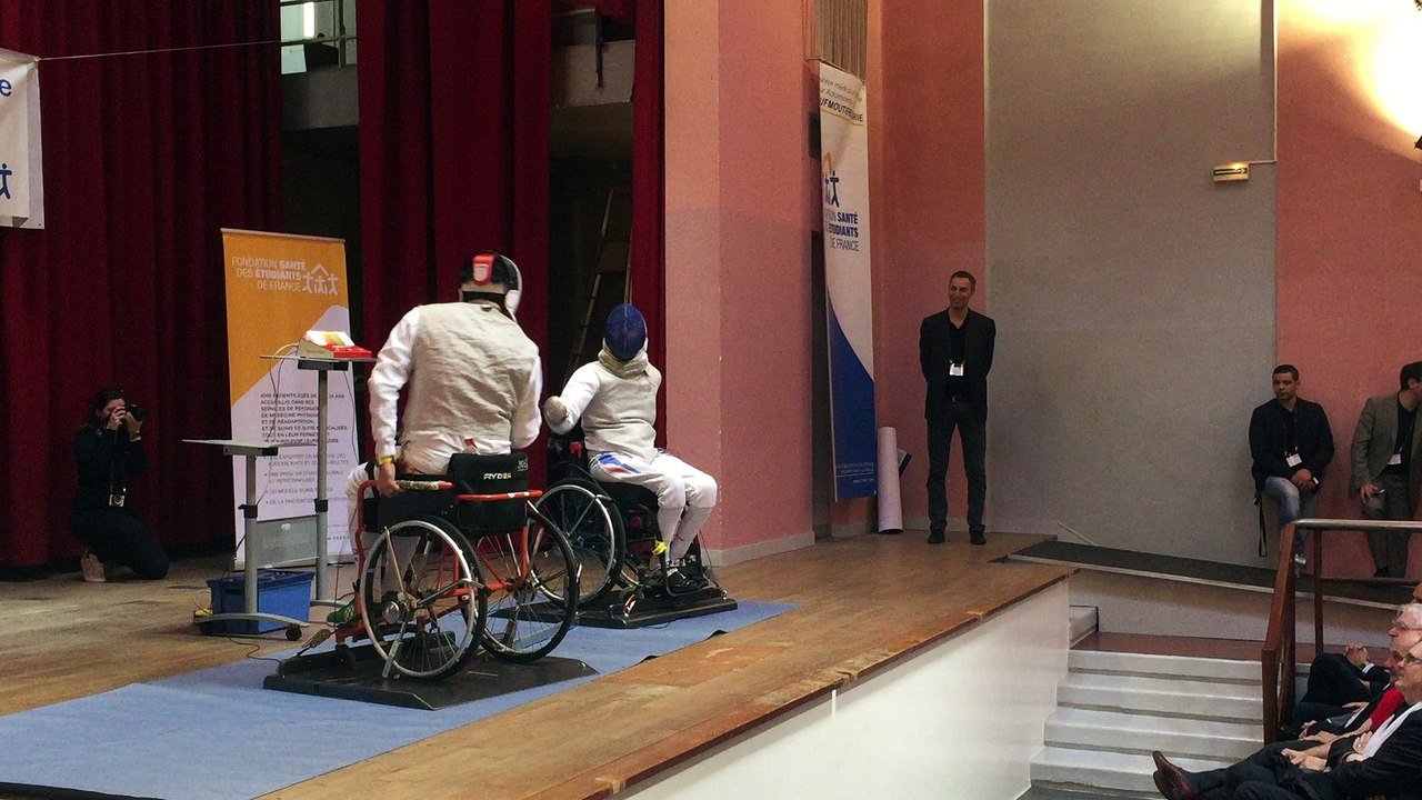 Alim Latrèche, champion handisport, en exhibition d'escrime fauteuil à Neufmoutiers-en-Brie