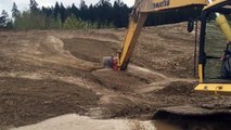 Un ouvrier remarque une chose de vivante coincée dans la boue: regardez ce qu'il réussit à faire