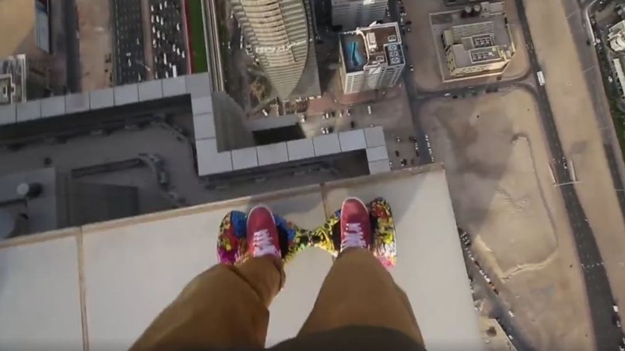 Hoverboard en haut d'une tour à Dubaï