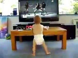 Alors que son titre préféré passe à la TV, regardez ce que ce bébé est capable de faire