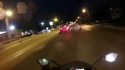 Des motards débiles s'en prennent à un automobiliste juste parce qu'il les a doublé