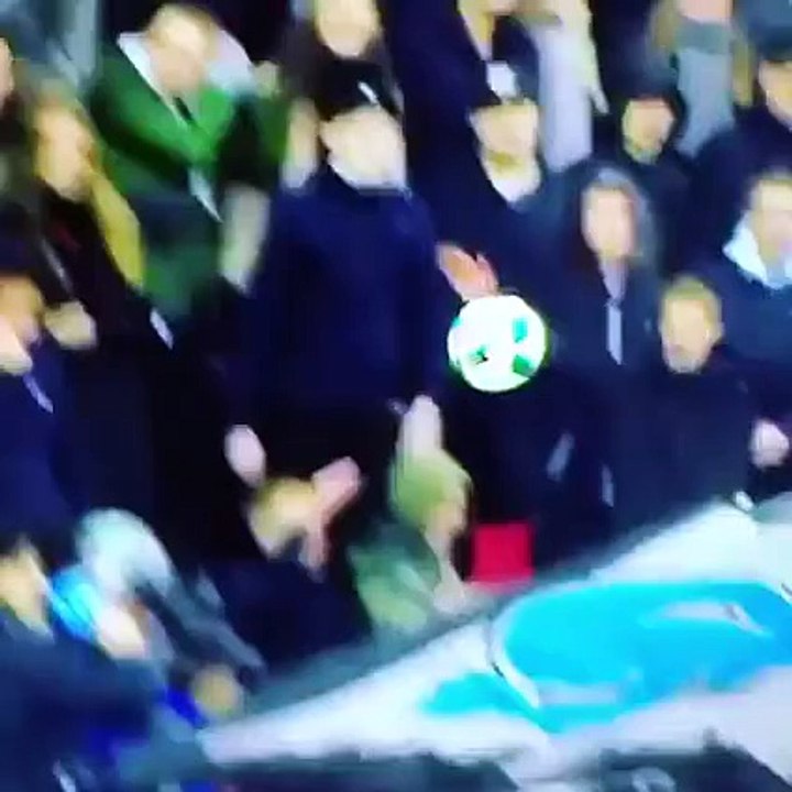 Une supportrice du FC Copenhague reçoit le ballon en pleine tête