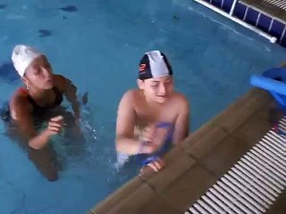 Guille Angelman mergulhando na piscina.wmv