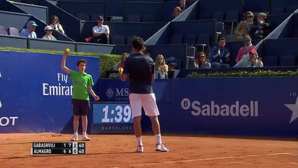 Régis le ramasseur de balles pendant un match de tennis