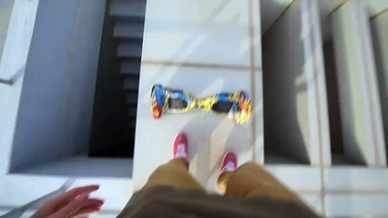 Séance de hoverboard très risquée au sommet d'un building à Dubaï