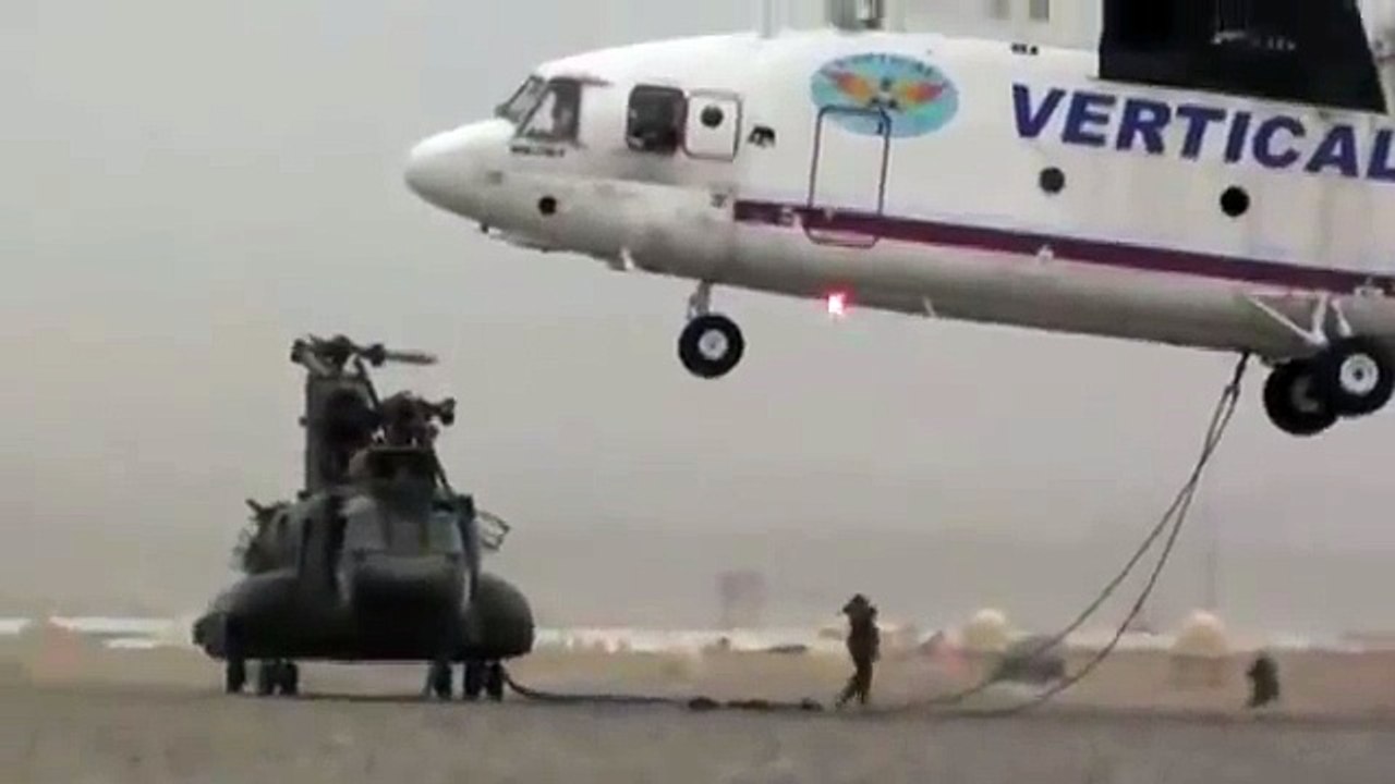 Le plus gros hélicoptère du monde soulève le plus long.. Impressionnant !