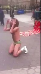 Un clochard en slip dans la rue pète un câble !