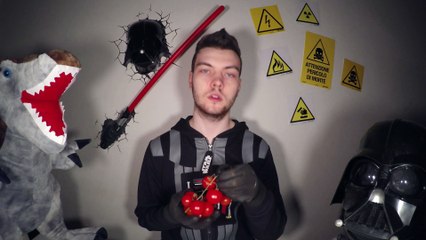 Déguisé en Dark Vador il explique comment couper des tomates rapidement