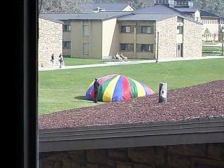 Un flic démasque des jeunes fumant sous un parachute... Aquarium Géant !