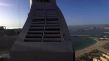 Toboggan sans protection au sommet dun gratte-ciel incliné