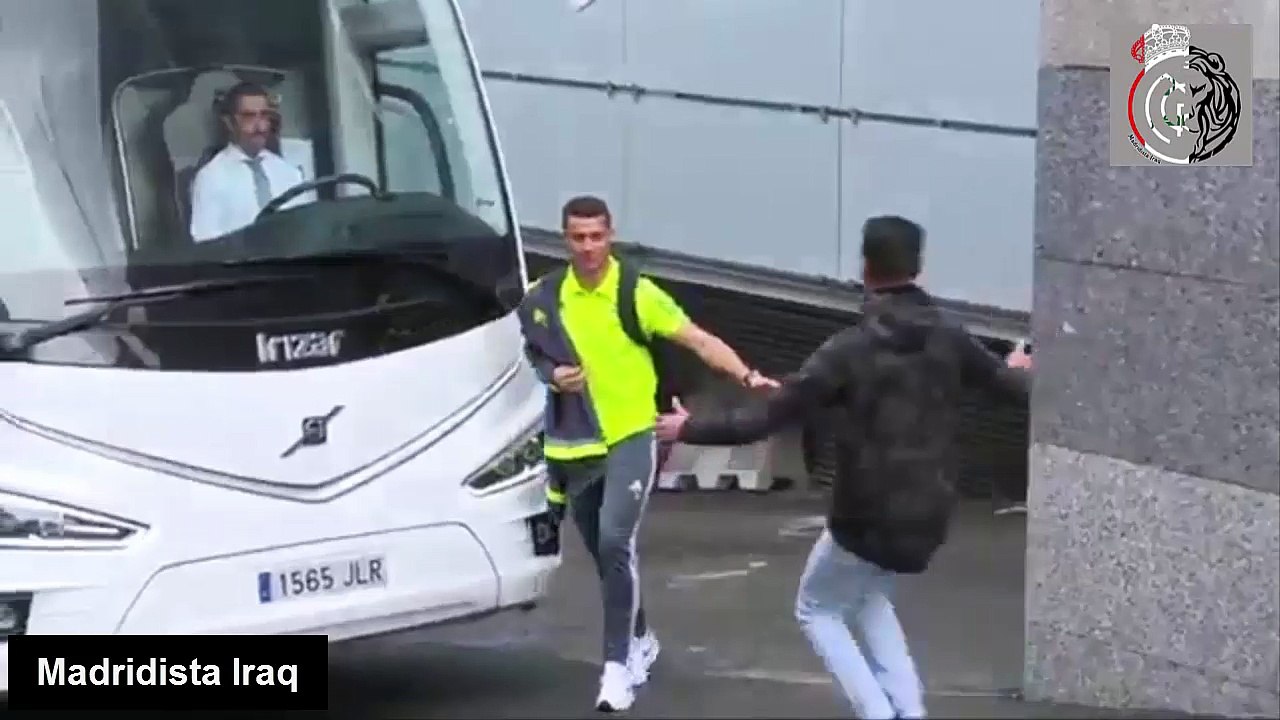أحد المشجعين يعانق كريستيانو رونالدو لحظة الذهاب إلى الفالديبيباس .