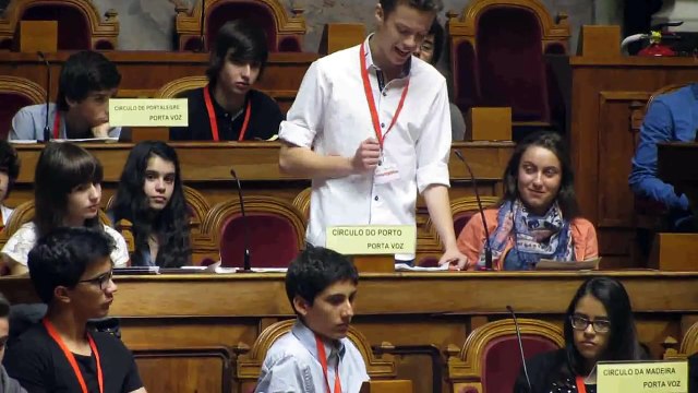 Aluno de Santo Tirso critica salário dos políticos portugueses em sessão do Parlamento dos Jovens