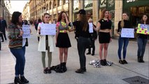 Des passants collent des post-it sur des femmes provocantes