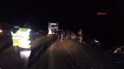 Düzce - Otobüs Emniyet Şeridindeki Kamyona Çarptı 12 Yaralı