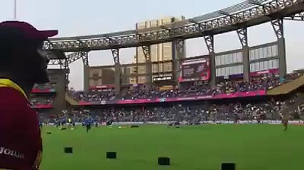 Darren Sammy make a fun with Ms Dohni