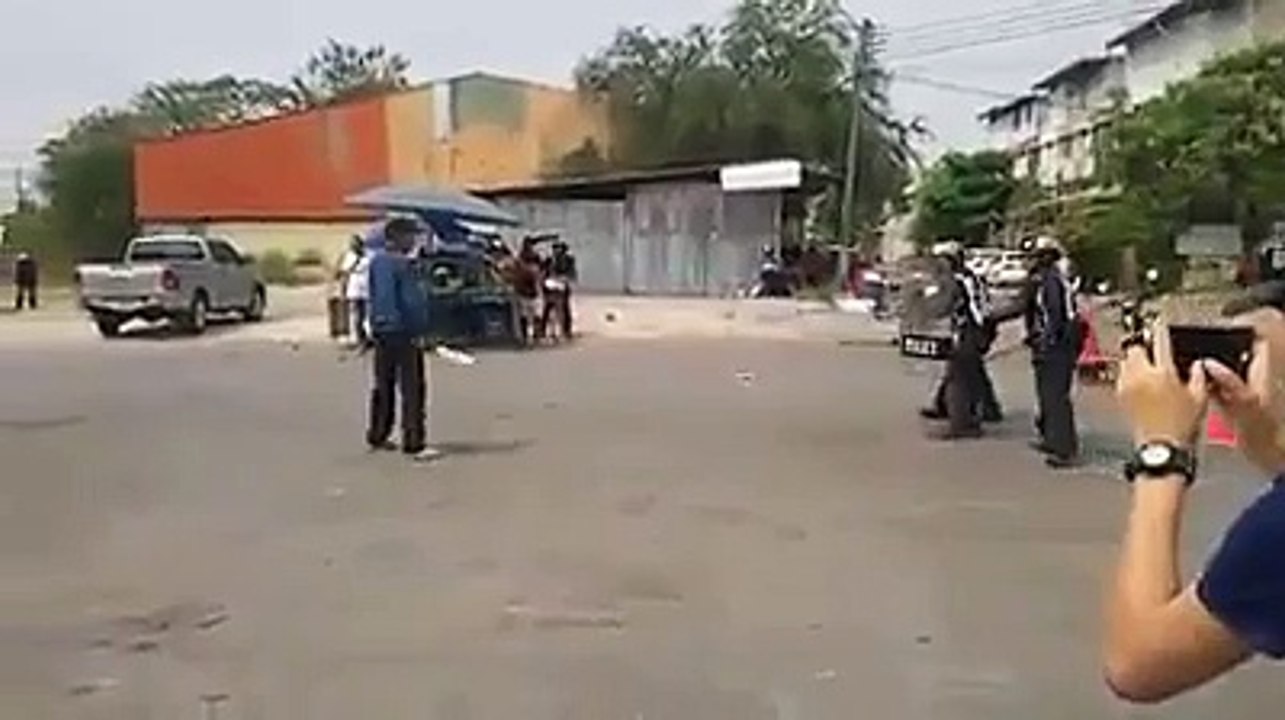 Technique policière pour maitriser un homme armé d'un couteau