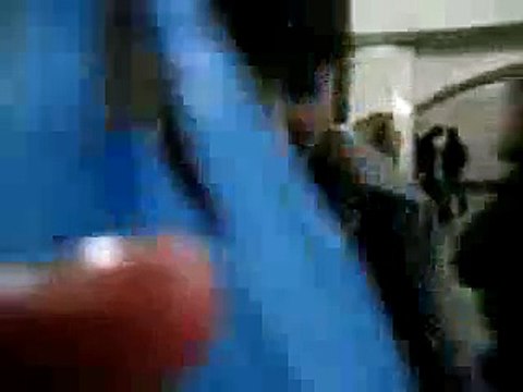 Девушка красивая провожает свою сестру подругу на вокзале