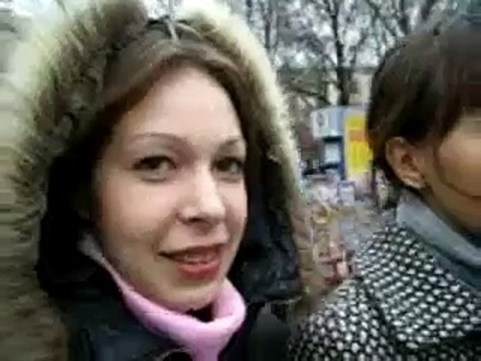 Красивые девушки идут на базар рынок за шубой