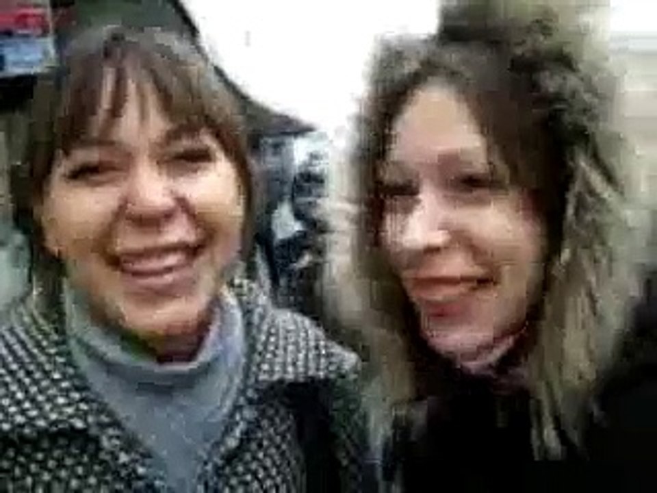 Симпатичные красивые девушки снимают видео