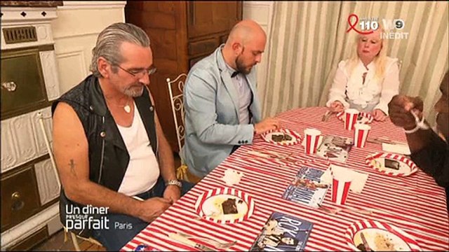 Ambiance très électrique entre les convives dans Un diner presque parfait - Regardez