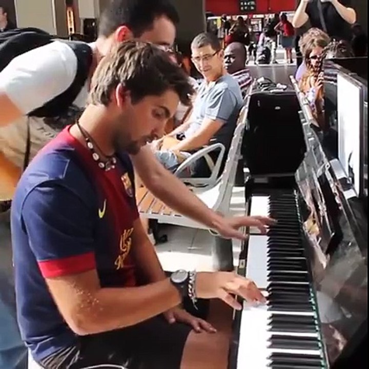 Awesome performance on two strangers at Paris Airport