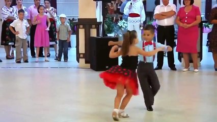 Малыши круто танцуют