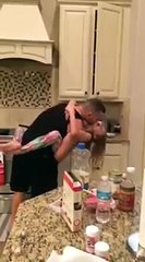 Elle pense que le papa prépare le petit déjeuner à leur fille, quand elle voit ça, elle est complètement charmée!