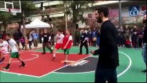 Ο Γιώργος Καμίνης παίζει μπάσκετ με τον Ραντούλιτσα