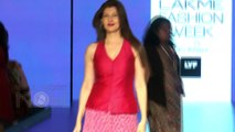 Salman Khan's Ex Sangeeta Bijlani's Hot Ramp Walk - LFW 2016