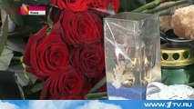 В Баку Киеве и Минске к посольству Российской Федерации люди несут цветы