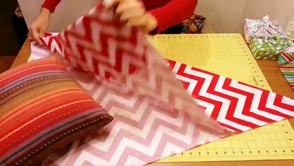 Inizia "incartando" un cuscino con del tessuto: il risultato è davvero elegante!
