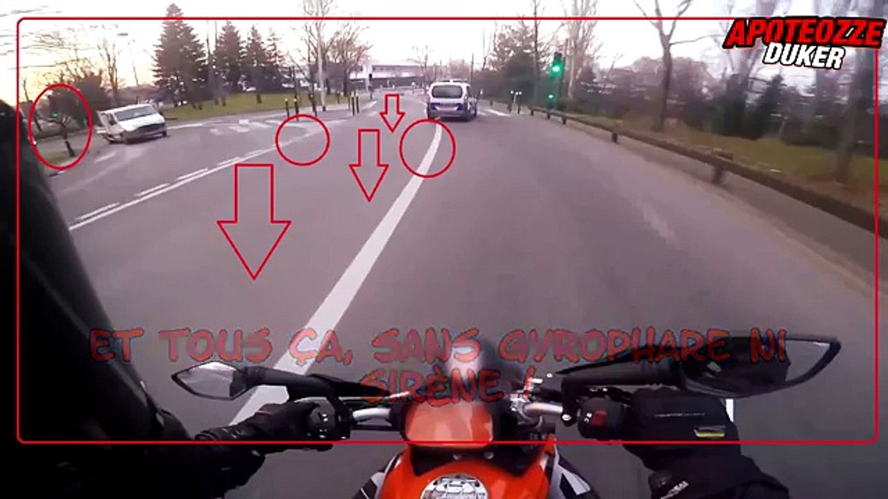 Des policiers grillent un feu rouge et coupent la route à un motard