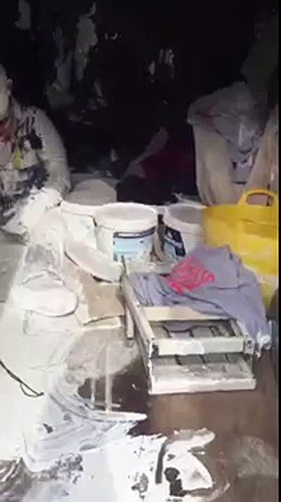 Ne jamais voyager à l'arrière d'une camionnette transportant des pots de peintures