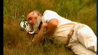 Пьяный дедушка Толик уснул на пикнике - Спит бородатый мужик бомж падла