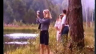 Генрик Вороваевец снимает на видеокамеру красивую девушку в лесу у пруда