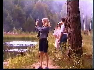 Генрик Вороваевец снимает на видеокамеру красивую девушку в лесу у пруда