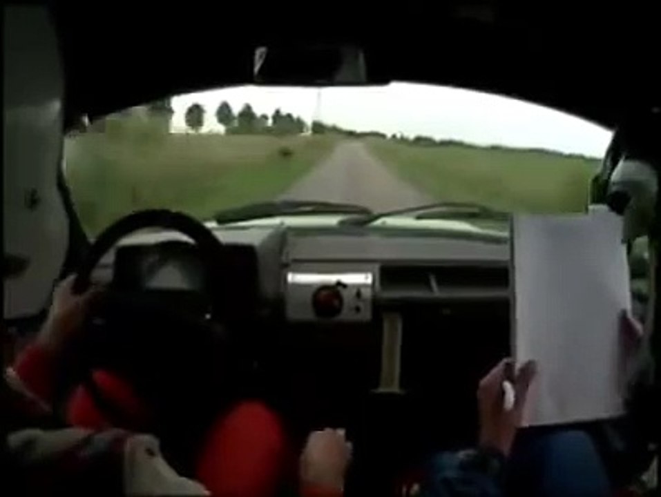 Isto é o que acontece quando um carro de raly fica sem travões!